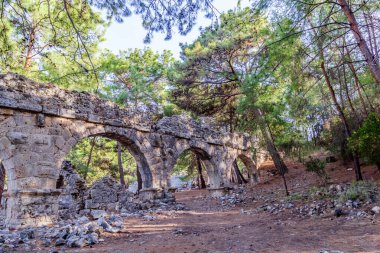 Türkiye 'de dağlardaki harabeler Sevya Yolu, sonbahar yürüyüşü
