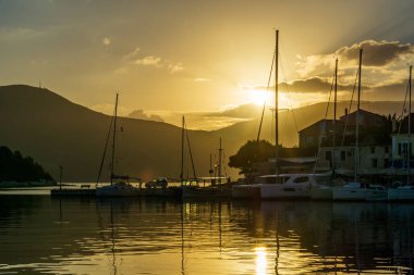 Yunanistan 'ın İyon Adası Kefalonya' da sonbaharda Fiscardo Körfezi 'nde güzel bir gündoğumu