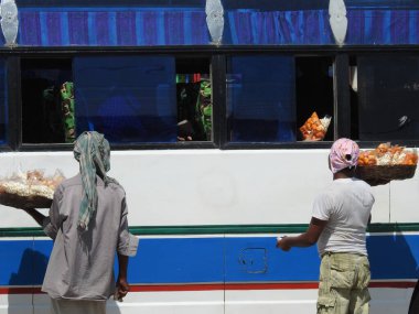 Yolculara yiyecek satan insanlar 