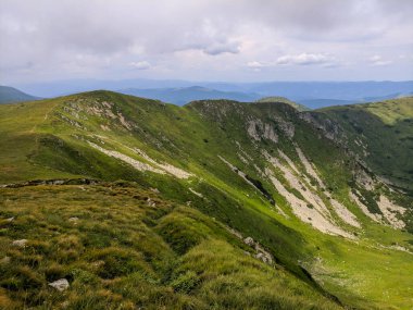İki bin metre yükseklikte Karpatlar 'da boya.