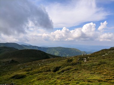 İki bin metre yükseklikte Karpatlar 'da boya.