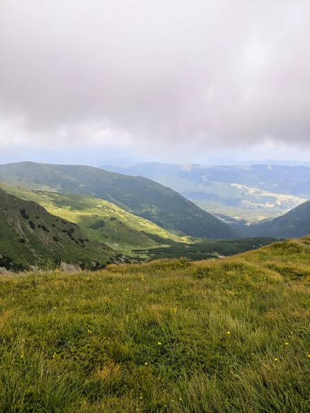 นทางใน Carpathians ระด บความส งสองพ นเมตร — ภาพถ่ายสต็อก