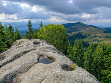 Seyahat ve Karpat dağlarında yaşam. Karpatya köyleri, ormanlar, nehirler, gün doğumları ve günbatımları, evcil hayvanlar, yürüyüş ve dağlarda macera ve elbette inanılmaz manzaralar..