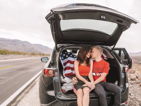 Hombre Una Mujer Enamorados Están Sentados Maletero Coche Colgando Una —  Fotos de Stock