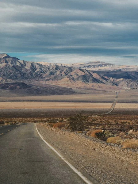 Через Долину Смерті Каліфорнія Відкривається Пуста Дорога — стокове фото