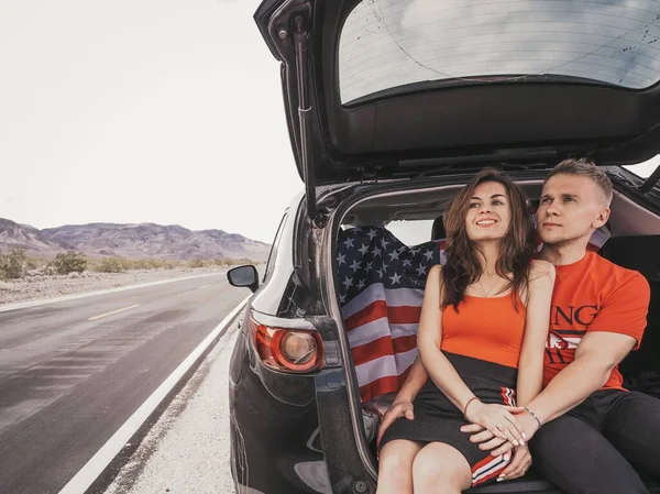 Man Woman Love Sitting Trunk Car Hanging American Flag Middle — Stock Photo, Image