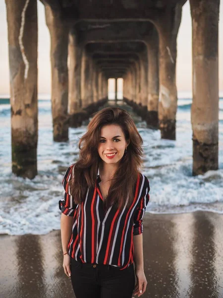 Chica Morena Camisa Rayada Brillante Con Pelo Largo Posando Cerca — Foto de Stock