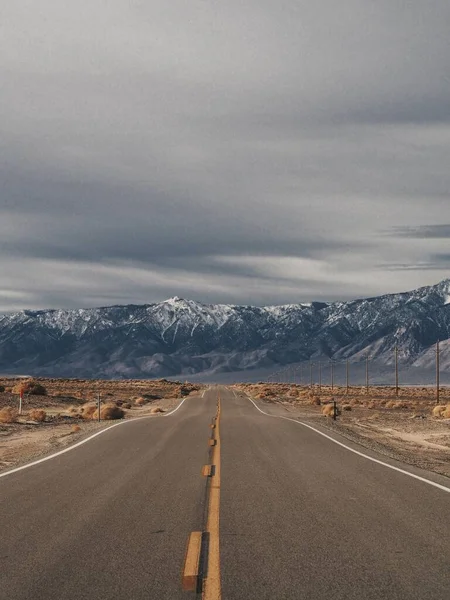 Empty Picturesque Desert Road Valley Death Going Beautiful Mountains — Stock Photo, Image
