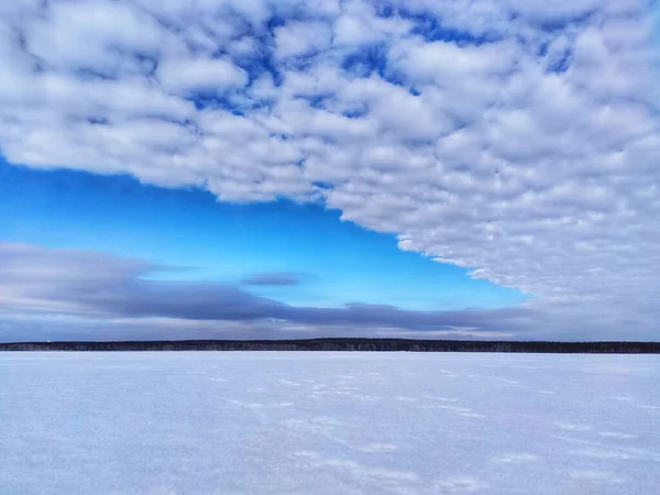 Céu Azul Com Nuvens Brancas Sobre Lago Nevado — Fotografia de Stock