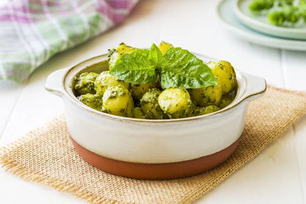 Gnocchi Pesto Terrina Fondo Legno Bianco — Foto Stock