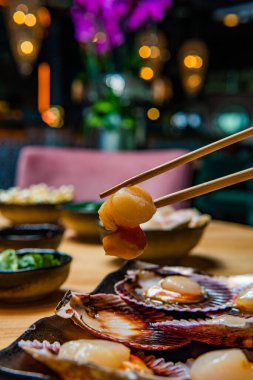 Lokantadaki yemek çubukları ve lezzetli istiridyelerin yakın plan görüntüsü.