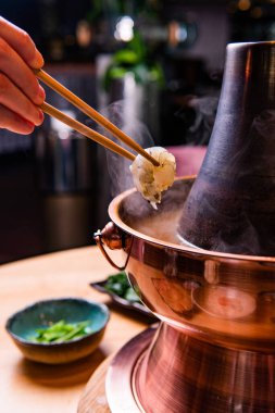 Yemek çubuklarıyla enfes bir yemek pişirirken çekilmiş bir fotoğraf.
