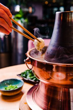 Yemek çubuklarıyla enfes bir yemek pişirirken çekilmiş bir fotoğraf.