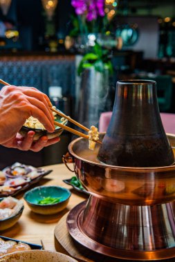 Mantarlı Asya yemeği hazırlayan kişinin kısmi görüntüsü 