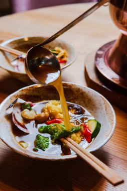 Sebzeli Asya çorbasının yakın plan görüntüsü.