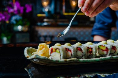 Restoranda servis edilen gurme suşi setinin yakın plan görüntüsü.