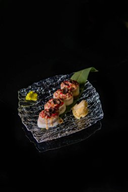 Japon yemeğinin siyah arka plandaki lezzetli görüntüsü.