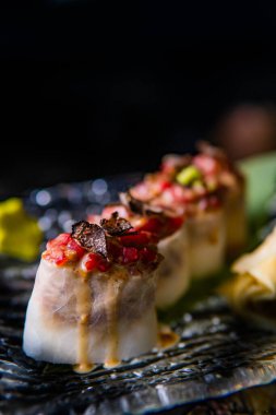 Japon yemeğinin siyah arka plandaki lezzetli görüntüsü.