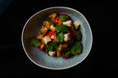 Tavuk, soğan, domates, peynir ve sebzeli taze salata.