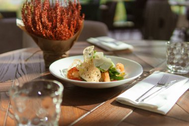 Lokantadaki karidesli Sezar salatasının yakın plan görüntüsü. 