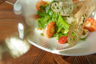 Restoranda karides, yumurta ve sebzeli salata tabağını kapatın.