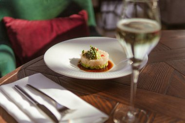 Lokantadaki lezzetli beyaz yemek, sebzeler ve bir bardak şarap.