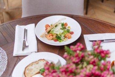 Restorandaki karides, yumurta ve sebzeli salatanın kapağını kapat.