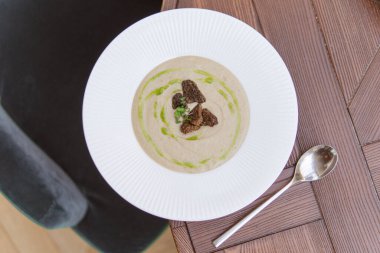 Tabak manzaralı, ahşap masada lezzetli çorba püresi. 