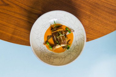 Ahşap masadaki lezzetli pişmiş balık manzarası.