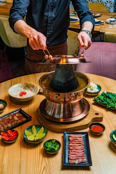 식당에서 전통적 아시아인 요리를 만드는 사람의 모습을 — 스톡 사진