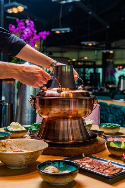 Potret Orang Yang Menyiapkan Makanan Panci Panas Tradisional Asia Bahan — Stok Foto