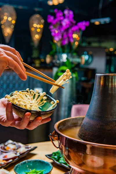 맛있는 아시아 의뜨거운 요리를 만드는 — 스톡 사진
