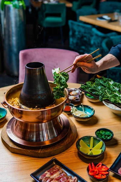 Person Som Håller Ätpinnar Och Förbereda Gourmet Asiatisk Varm Pott — Stockfoto