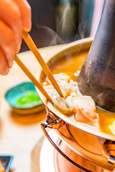 Tiro Recortado Persona Que Prepara Deliciosa Comida Oriental Olla Caliente — Foto de Stock
