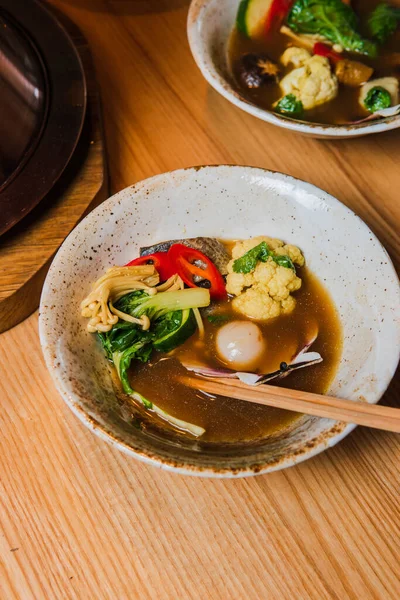 Primer Plano Vista Deliciosa Sopa Asiática Con Verduras Cuencos — Foto de Stock