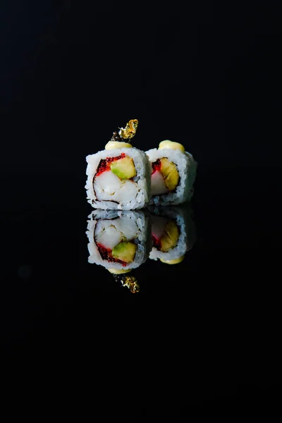 Sushi Dengan Salmon Dan Mentimun Pada Latar Belakang Hitam — Stok Foto