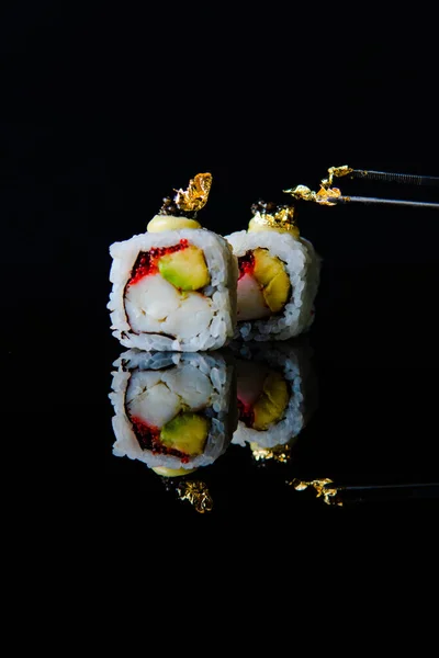 Sushi Dengan Salmon Dan Mentimun Pada Latar Belakang Hitam — Stok Foto