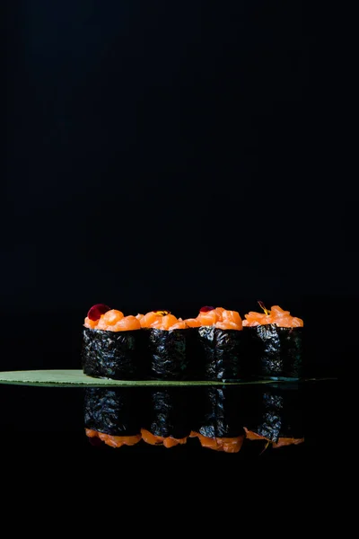Close View Sushi Dengan Salmon Dan Kaviar Pada Latar Belakang — Stok Foto
