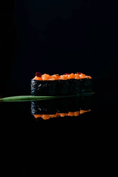 Cucina Giapponese Sushi Con Salmone Caviale Fondo Nero — Foto Stock