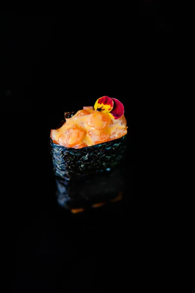 Bucătărie Japoneză Sushi Somon Caviar Fundal Negru — Fotografie, imagine de stoc