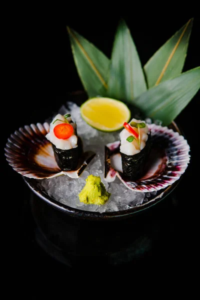 Mâncare Japoneză Sushi Caviar Legume Fundal Negru — Fotografie, imagine de stoc