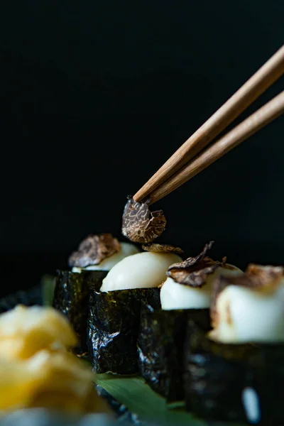 Sushi Dengan Sumpit Dan Makanan Jepang Pandangan Dekat — Stok Foto