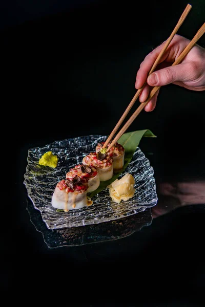 Vedere Parțială Persoanei Care Deține Bețișoare Mănâncă Rulouri Japoneze Delicioase — Fotografie, imagine de stoc