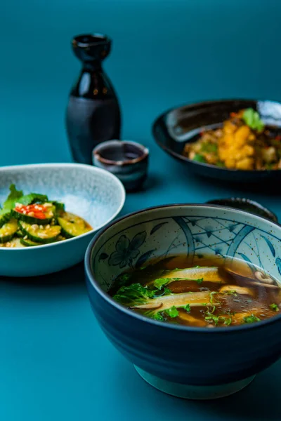 Hidangan Oriental Yang Lezat Dalam Mangkuk Latar Belakang Biru Makanan — Stok Foto