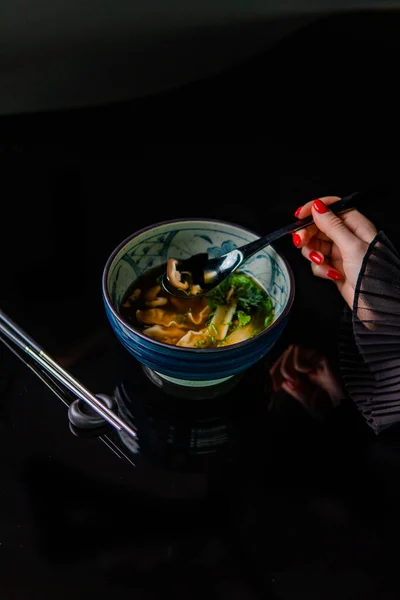 Tiro Cortado Mulher Comendo Sopa Com Pauzinhos Café — Fotografia de Stock