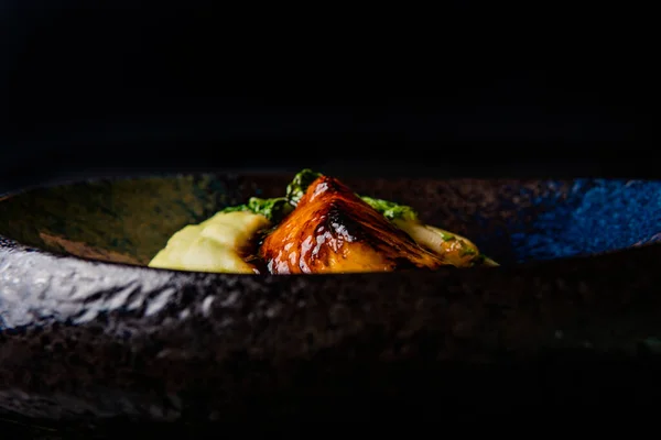 Close View Dari Gourmet Panggang Steak Salmon Dengan Sayuran Piring — Stok Foto