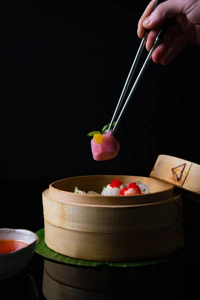 Potret Orang Yang Memegang Sumpit Dan Makan Makanan Tradisional Cina — Stok Foto