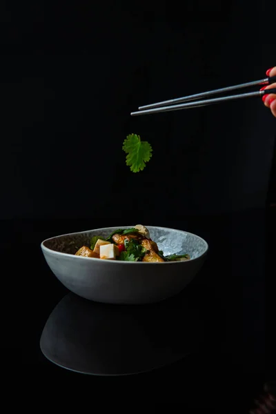 Salada Fresca Com Frango Cebola Tomate Queijo Ervas Prato — Fotografia de Stock