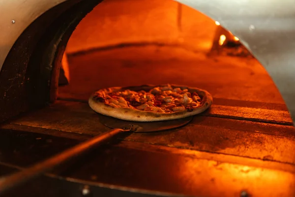 Potret Koki Memasak Pizza Lezat Dalam Oven — Stok Foto