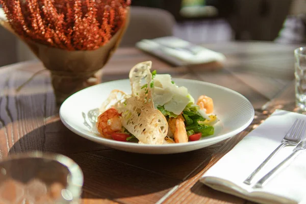 Close View Delicious Caesar Salad Udang Table Restaurant — Stok Foto